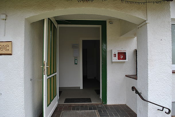 AED rechts neben der Tür