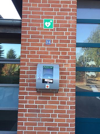 Kasten des AED am Eingang der Feuerwache