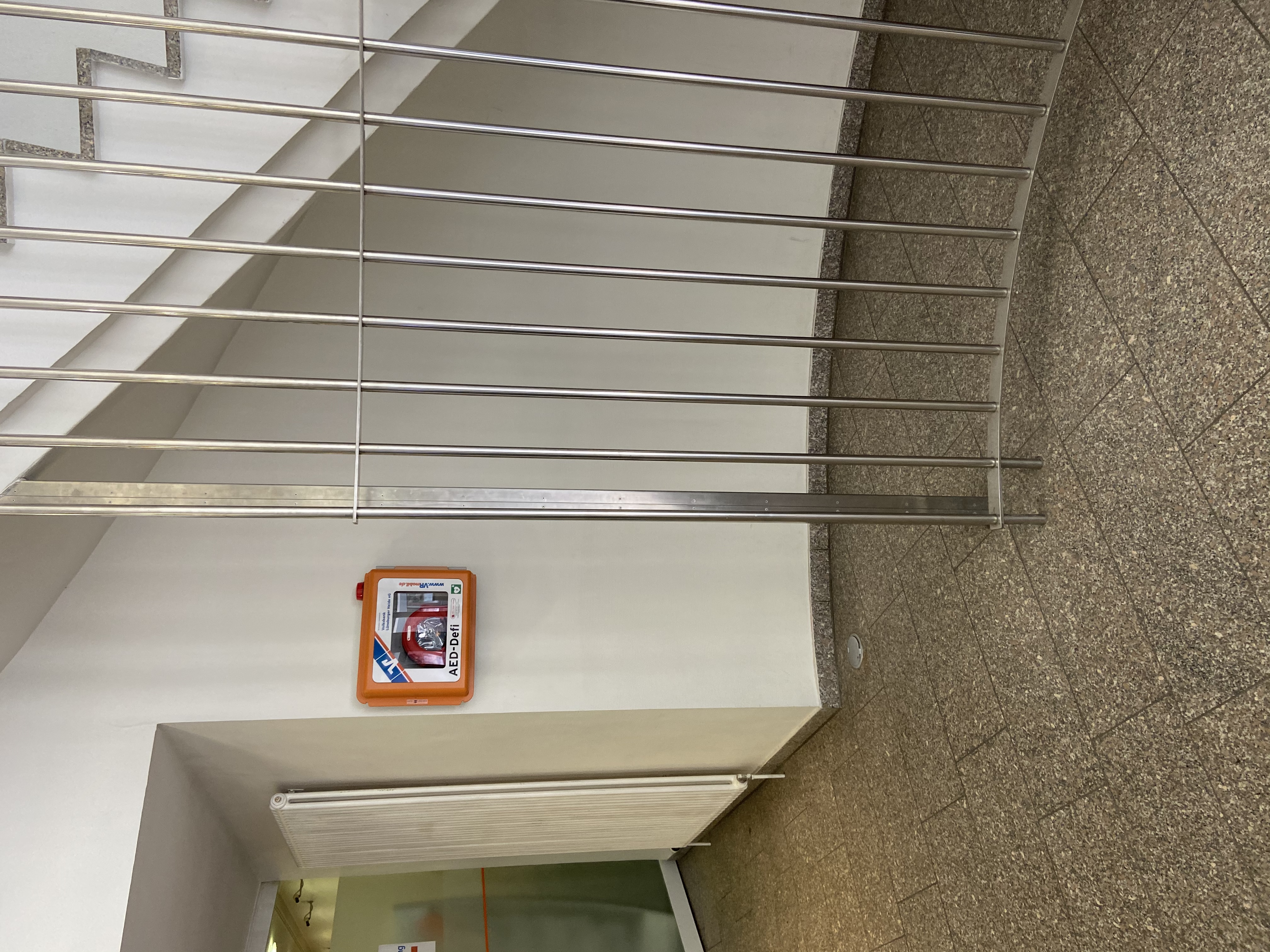 AED im SB Bereich unter der Treppe